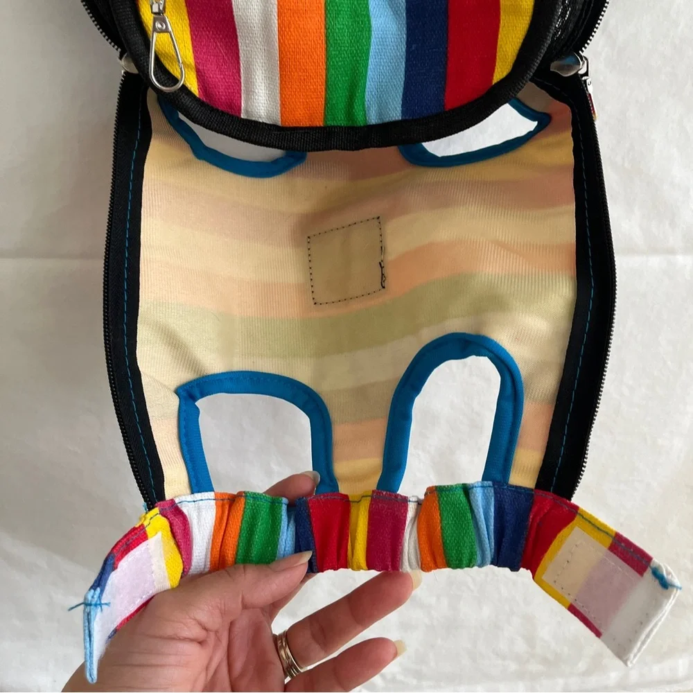 Calabaza Pets carrier backpack for small cats or dogs, adjustable straps.